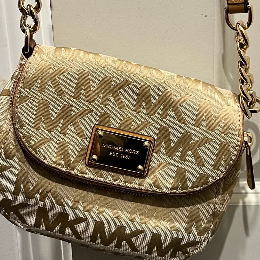 Small crossbows bag. Michael Kors.